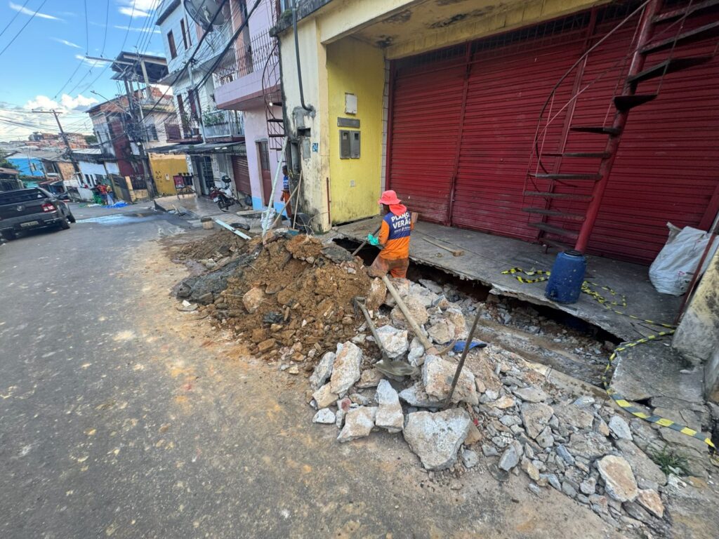 Prefeitura recupera sistema de drenagem no bairro Compensa Prefeitura recupera sistema de drenagem no bairro Compensa
