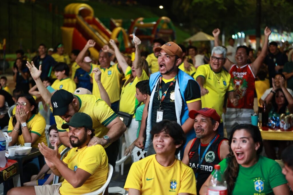 Ruas da Copa reúnem famílias e torcedores em clima de festa com apoio da Prefeitura de Manaus Ruas da Copa reúnem famílias e torcedores em clima de festa com apoio da Prefeitura de Manaus