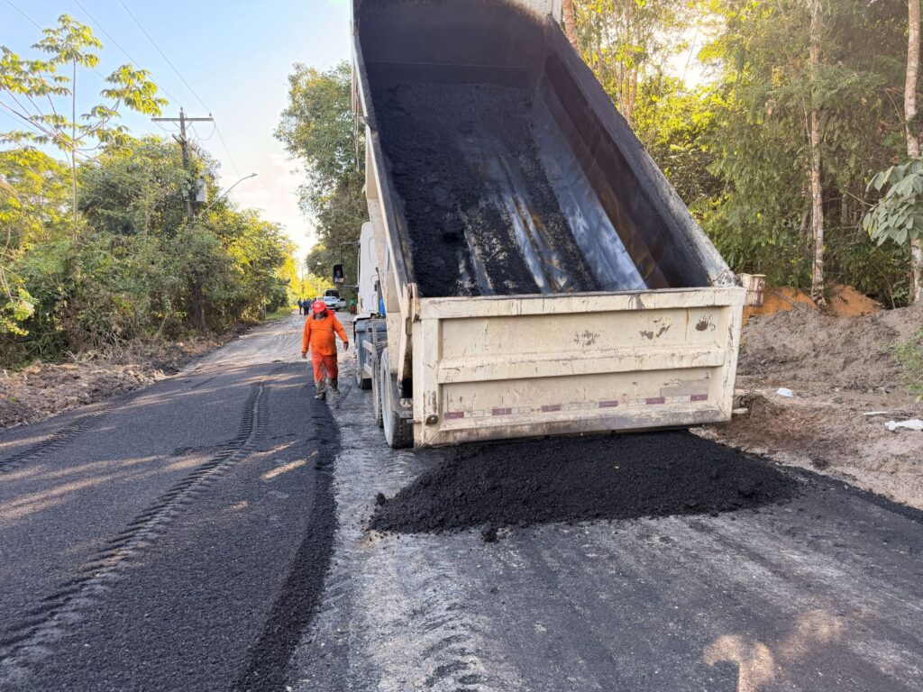Prefeitura de Manaus aplica 120 toneladas de asfalto e transforma trechos do ramal do Brasileirinho, na zona Leste Prefeitura de Manaus aplica 120 toneladas de asfalto e transforma trechos do ramal do Brasileirinho, na zona Leste