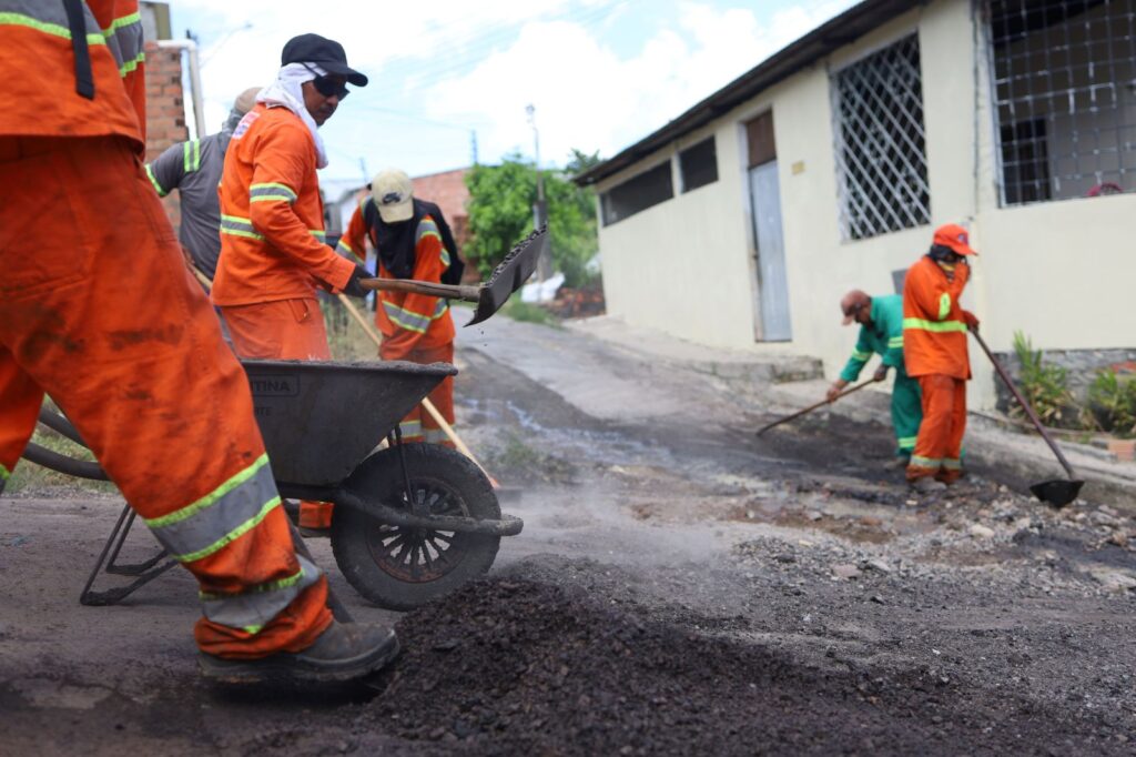 Prefeitura de Manaus intensifica operação ‘Tapa-Buracos’ com fresagem e recuperação asfáltica no bairro Cidade de Deus Prefeitura de Manaus intensifica operação ‘Tapa-Buracos’ com fresagem e recuperação asfáltica no bairro Cidade de Deus