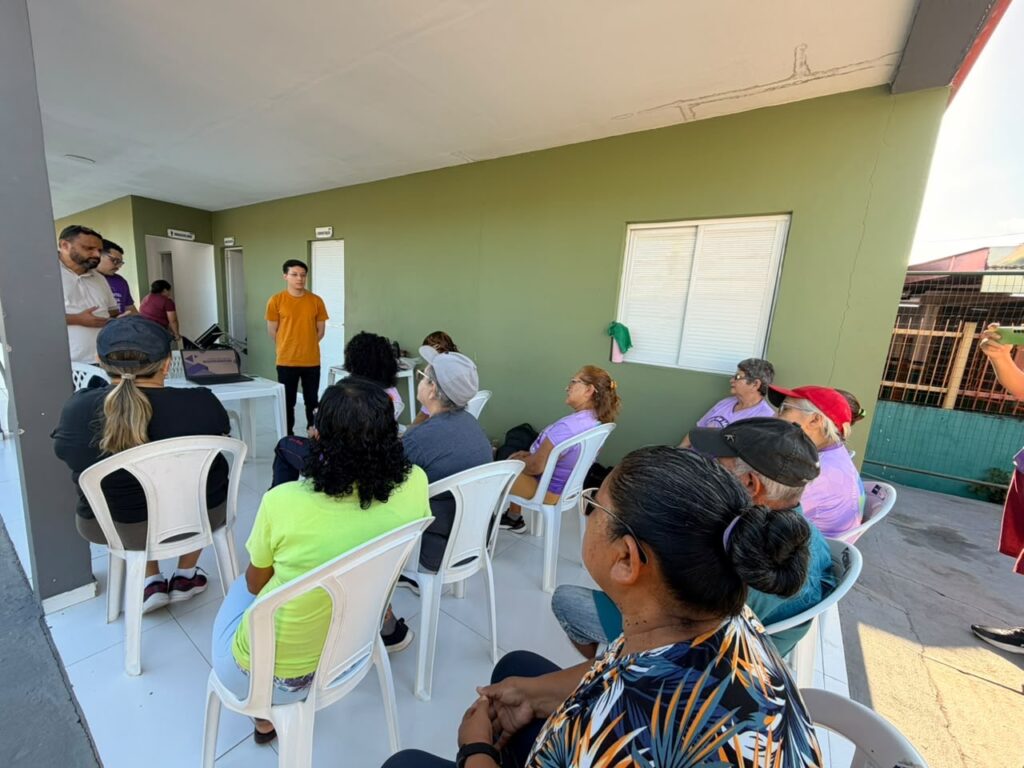 Prefeitura de Manaus orienta pessoas idosas da zona Norte sobre prevenção a golpes virtuais