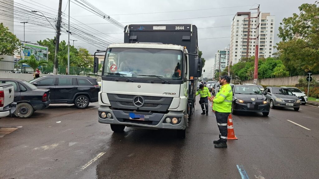 Prefeitura de Manaus realiza estudo para ampliação da Zona Máxima de Restrição para veículos de grande porte em horário de pico Prefeitura de Manaus realiza estudo para ampliação da Zona Máxima de Restrição para veículos de grande porte em horário de pico