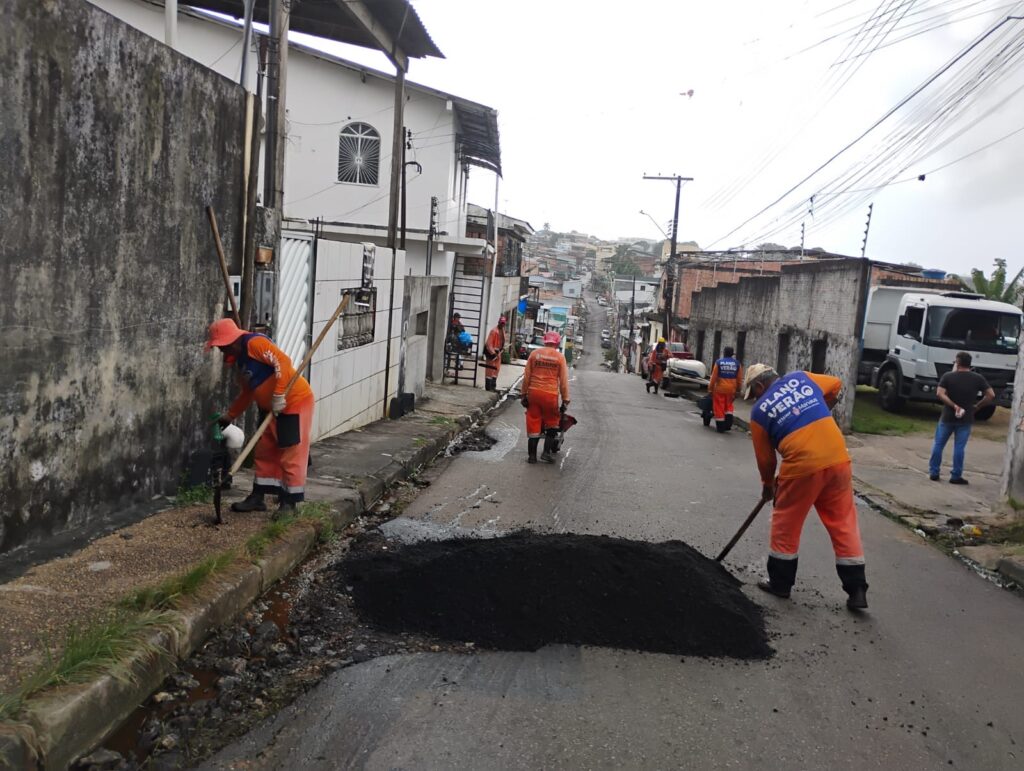 Prefeitura de Manaus recupera trechos desgastados da rua Z Prefeitura de Manaus recupera trechos desgastados da rua Z