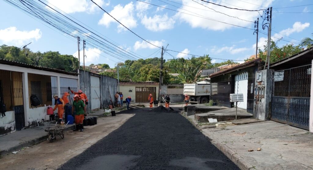 Prefeitura intensifica recuperação asfáltica no conjunto Manoa Prefeitura intensifica recuperação asfáltica no conjunto Manoa