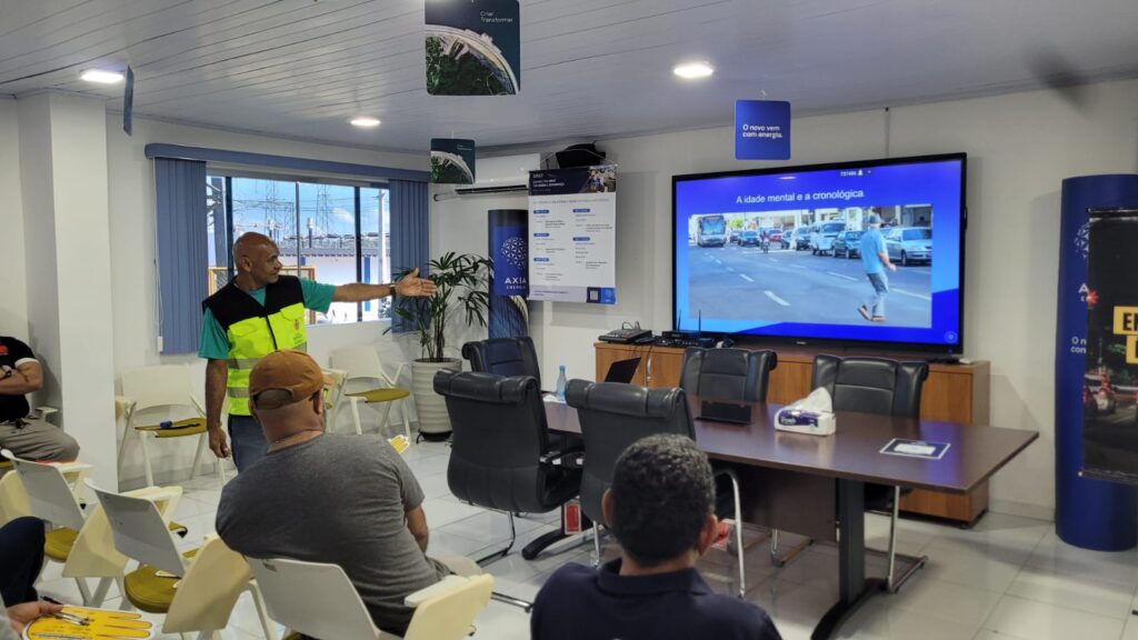 Prefeitura oferece palestra a motoristas de empresa de energia Palestra