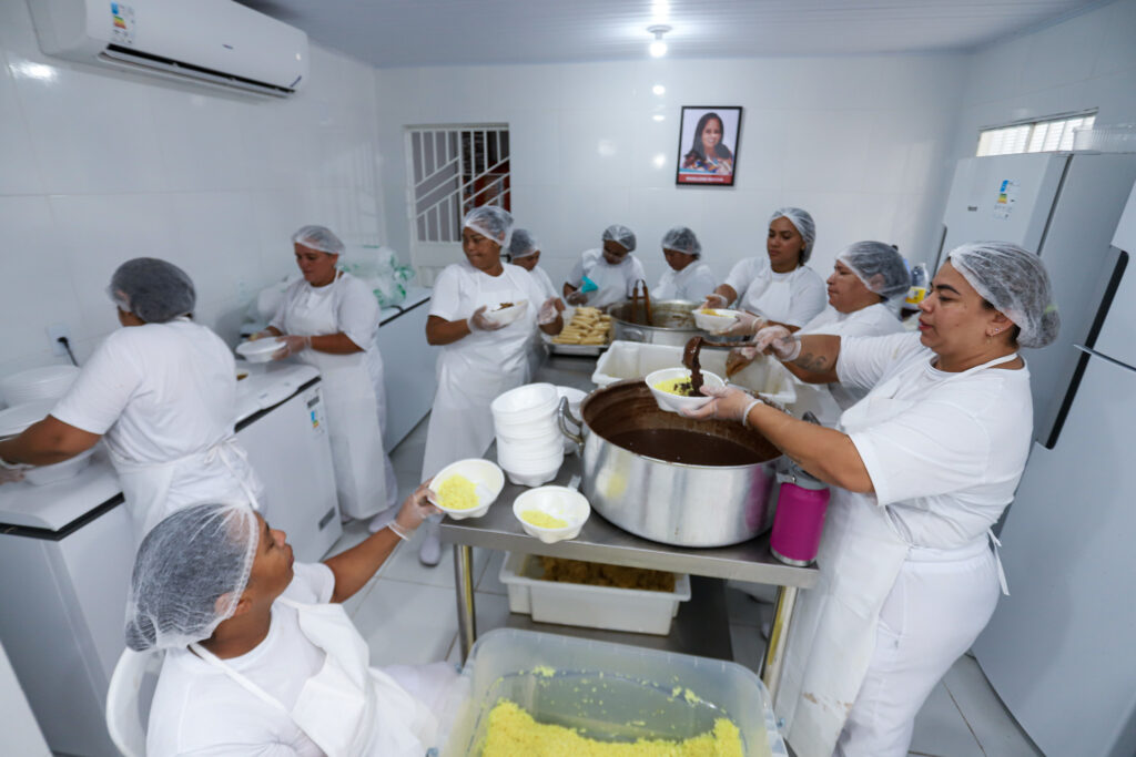 Cozinha da Gente começa a funcionar e reforça cuidado da Prefeitura de Manaus com os garis