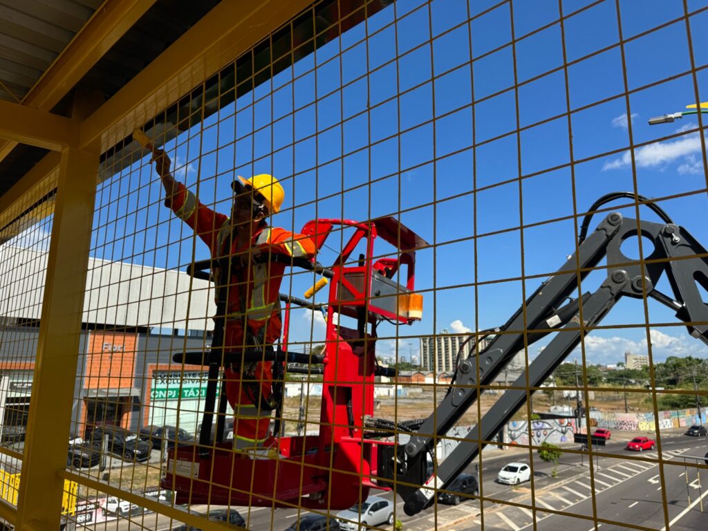 Modernização de passarela em frente à Arena da Amazônia Modernização