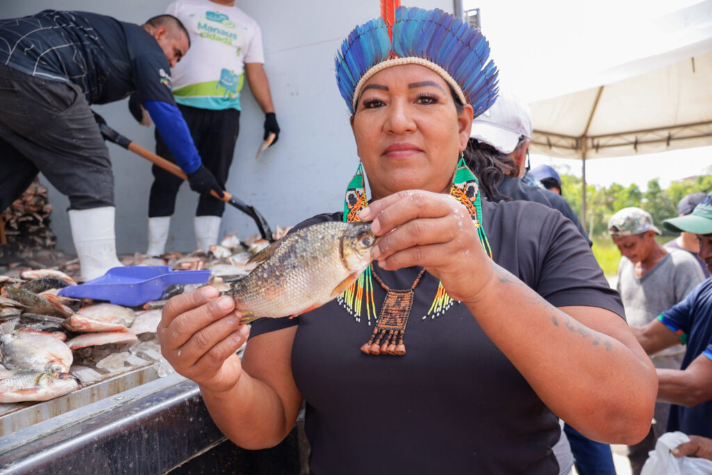 Prefeitura de Manaus entrega 85 mil peixes do programa ‘Jaraqui da Gente’ nos bairros Redenção e Tarumã