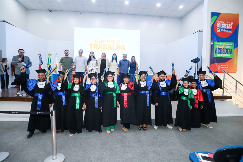 Prefeitura de Manaus entrega certificados a bolsistas do PBU
