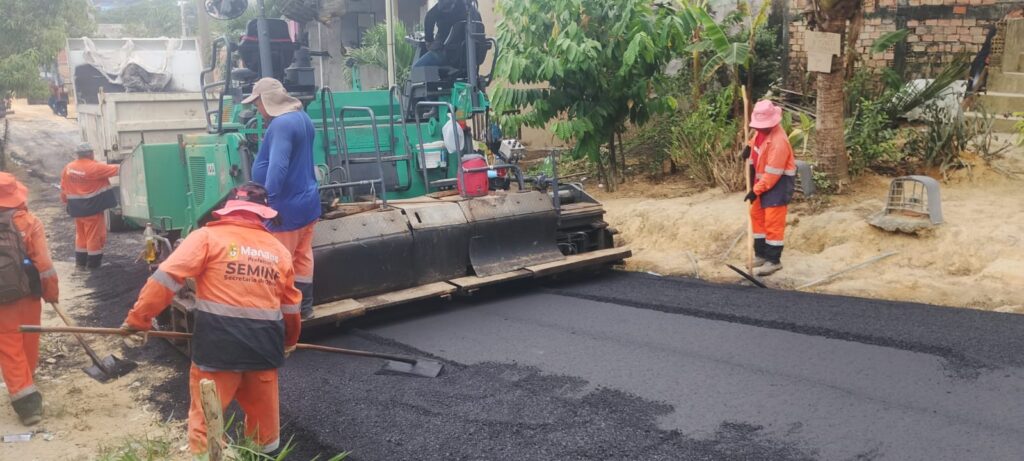 Prefeitura de Manaus transforma rua que antes era marcada pelo barro em nova via pavimentada no Tarumã
