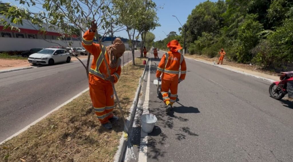 Serviços de pintura de meio-fio e sarjetas neste período de verão Serviço