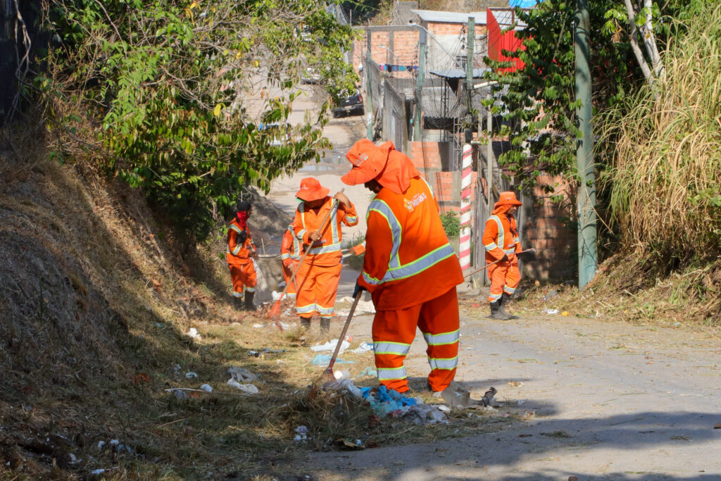 Mais de 400 trabalhadores intensificam ações de limpeza no Santa Etelvina Limpeza