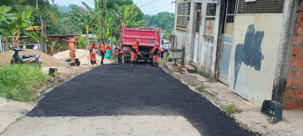 Manutenção asfáltica no bairro Tarumã