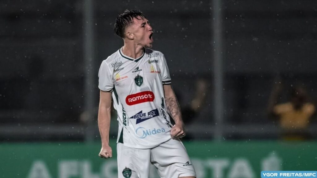 Meia Bruno Bietkoski comemora permanência no Manaus: “Grande oportunidade”