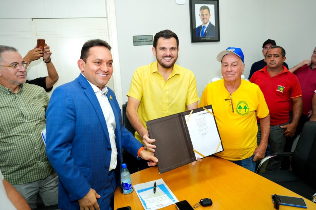 Prefeito Renato Junior sanciona lei que garante subsídio de até R$ 3 milhões mensais para o transporte complementar de Manaus
