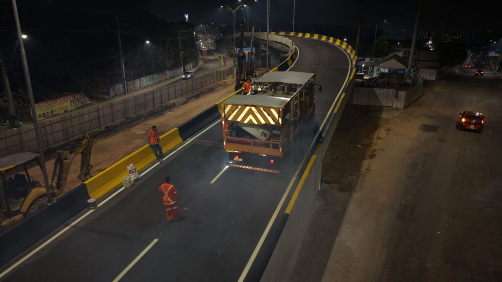 Prefeitura de Manaus avança com sinalização da alça superior do viaduto ‘Passarão’ durante a madrugada Prefeitura de Manaus avança com sinalização da alça superior do viaduto ‘Passarão’ durante a madrugada