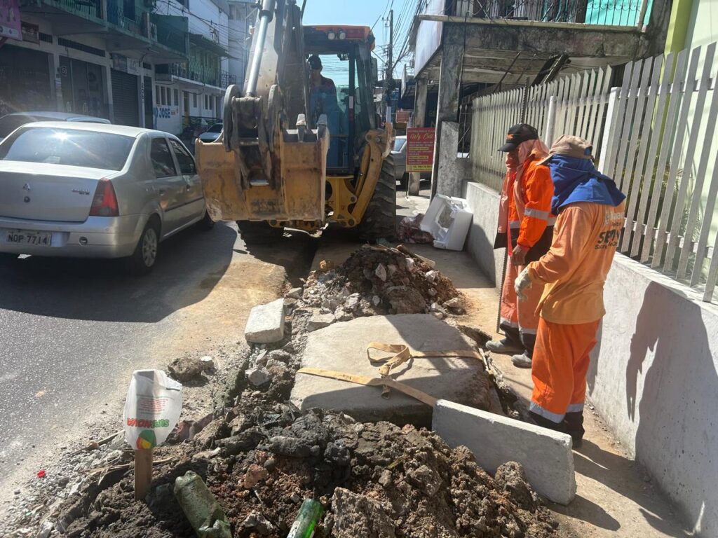 Prefeitura de Manaus desobstrui caixa coletora e reforça drenagem na avenida Oscar Borel Prefeitura de Manaus desobstrui caixa coletora e reforça drenagem na avenida Oscar Borel