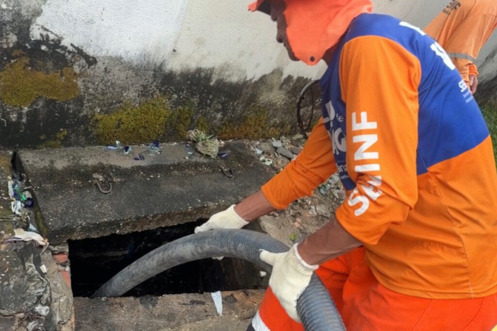 Prefeitura de Manaus desobstrui caixas coletoras e melhora escoamento das águas no Coroado