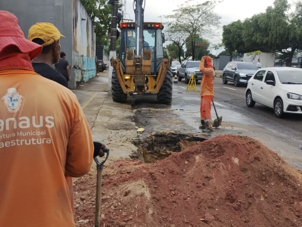 Prefeitura de Manaus executa obra emergencial de recuperação da drenagem na avenida Djalma Batista