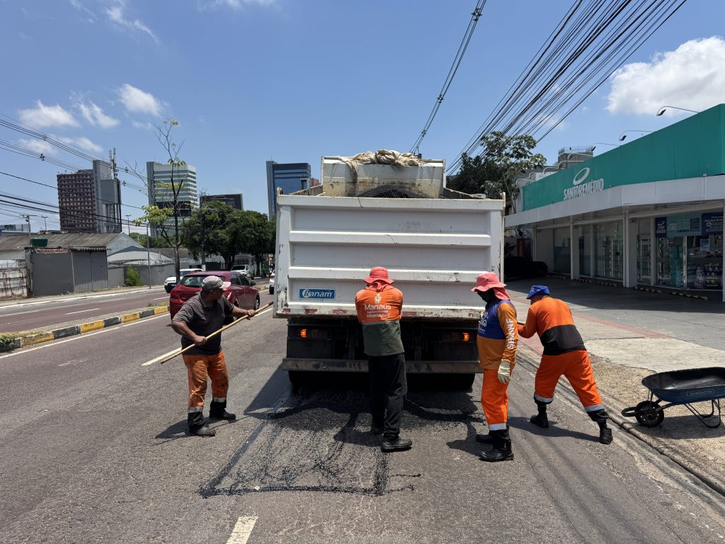 Prefeitura de Manaus recupera pavimento da avenida Djalma Batista e melhora condições de tráfego Prefeitura de Manaus recupera pavimento da avenida Djalma Batista e melhora condições de tráfego