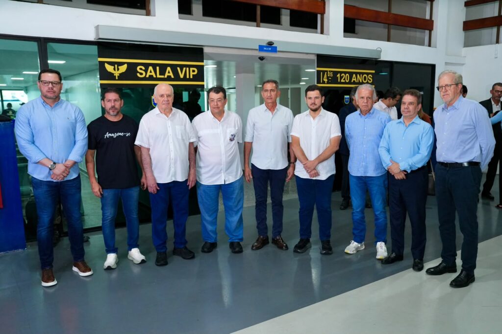 Prefeito Renato Junior e senador Eduardo Braga recebem ministros e governo federal amplia para 16 as aeronaves de combate às queimadas Força-tarefa