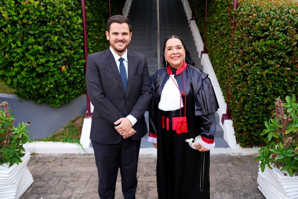 Prefeito Renato Junior prestigia recondução da procuradora-geral Leda Mara ao comando do MP-AM e destaca importância do diálogo entre os poderes Prefeito Renato Junior prestigia recondução da procuradora-geral Leda Mara ao comando do MP-AM e destaca importância do diálogo entre os poderes