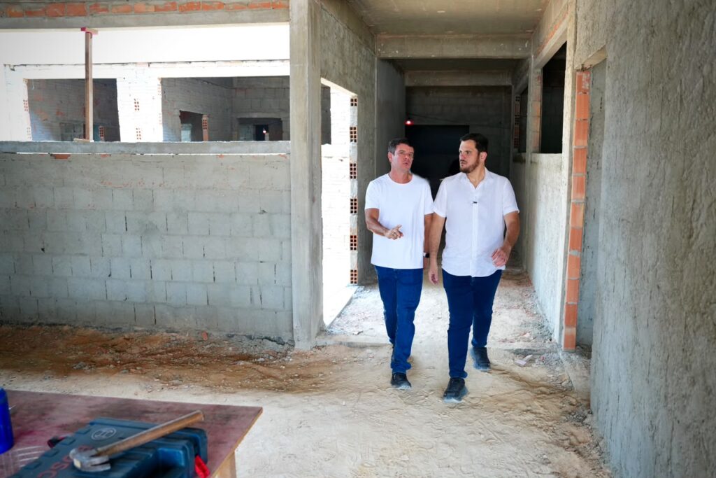 Prefeito Renato Junior vistoria obra do Capsi no Lago Azul Prefeito Renato Junior vistoria obra do Capsi no Lago Azul