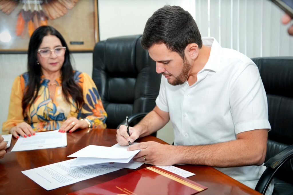 Prefeito assina acordo de cooperação técnica com o MP-AM