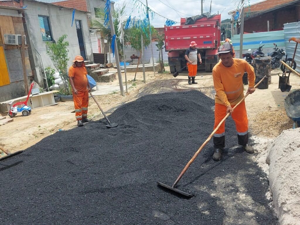 Prefeitura de Manaus recapeia rua Cristo Rei e melhora condições de circulação no Nova Cidade Prefeitura de Manaus recapeia rua Cristo Rei e melhora condições de circulação no Nova Cidade