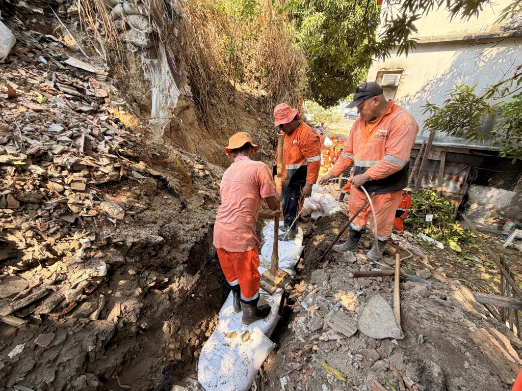 Prefeitura de Manaus utiliza técnica ‘Rio Rap’ para conter erosão no Centro Prefeitura de Manaus utiliza técnica ‘Rio Rap’ para conter erosão no Centro