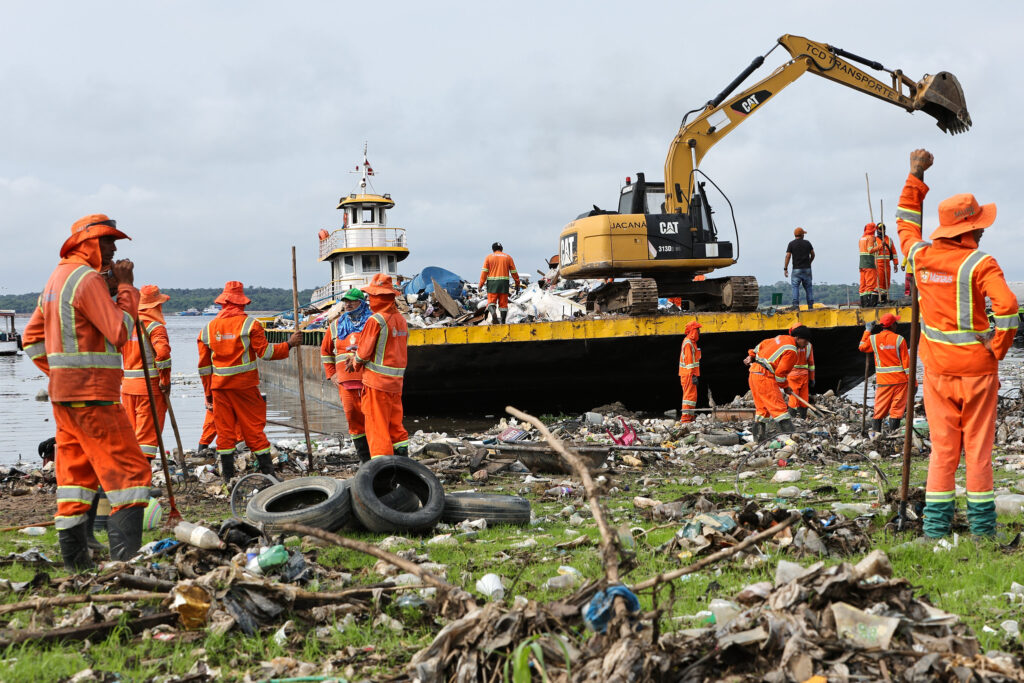 Prefeitura intensifica limpeza na orla de Manaus Operação