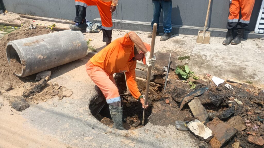 Prefeitura recupera drenagem profunda e atua em cratera no bairro Alvorada Prefeitura recupera drenagem profunda e atua em cratera no bairro Alvorada